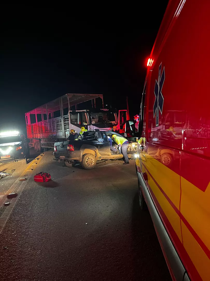 Colisão entre caminhão e automóvel deixa homem gravemente ferido